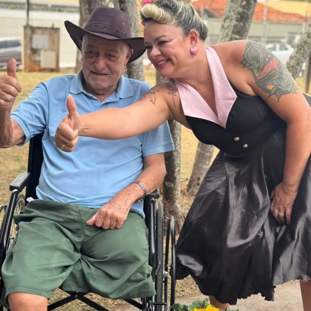 Pode ser uma imagem de 2 pessoas e pessoas sorrindo