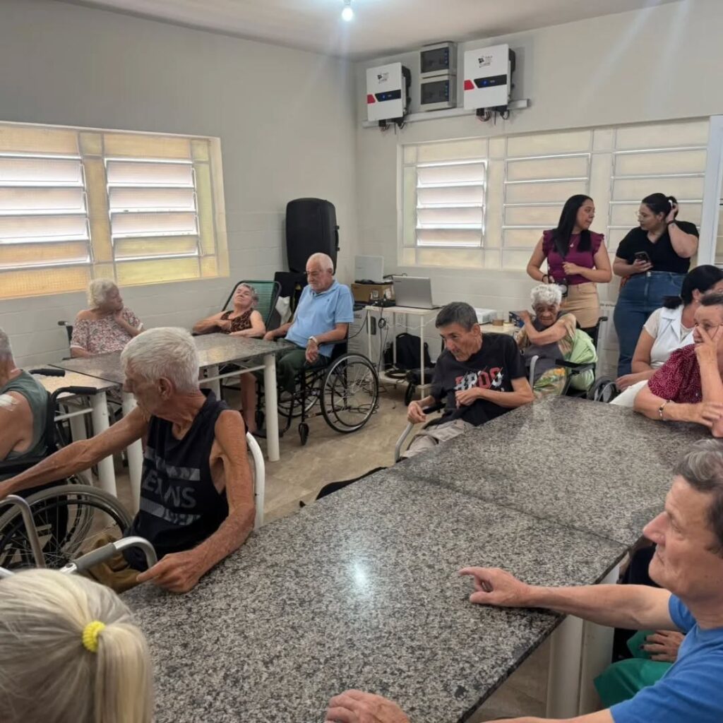 Pode ser uma imagem de 11 pessoas e hospital
