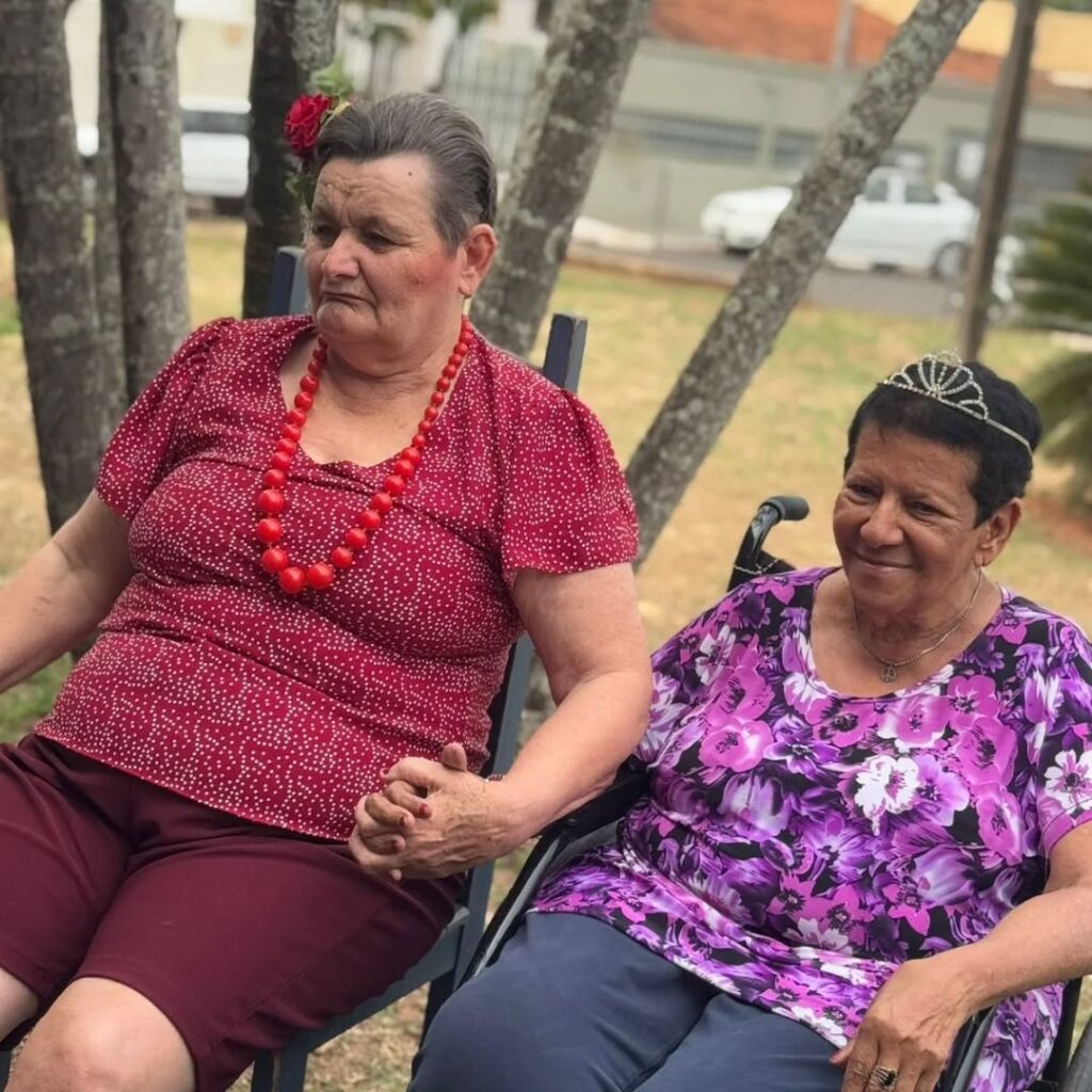 Pode ser uma imagem de 2 pessoas e pessoas sorrindo