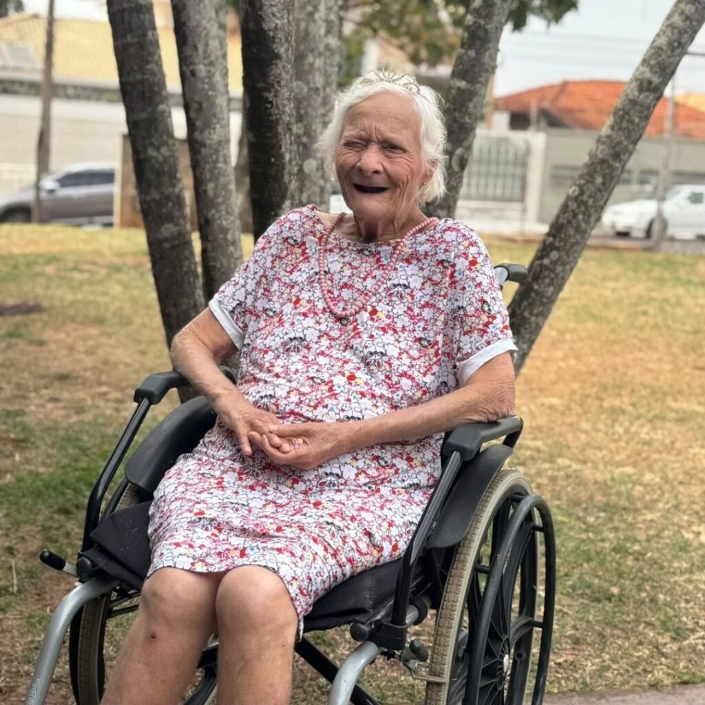 Pode ser uma imagem de 1 pessoa e sorrindo