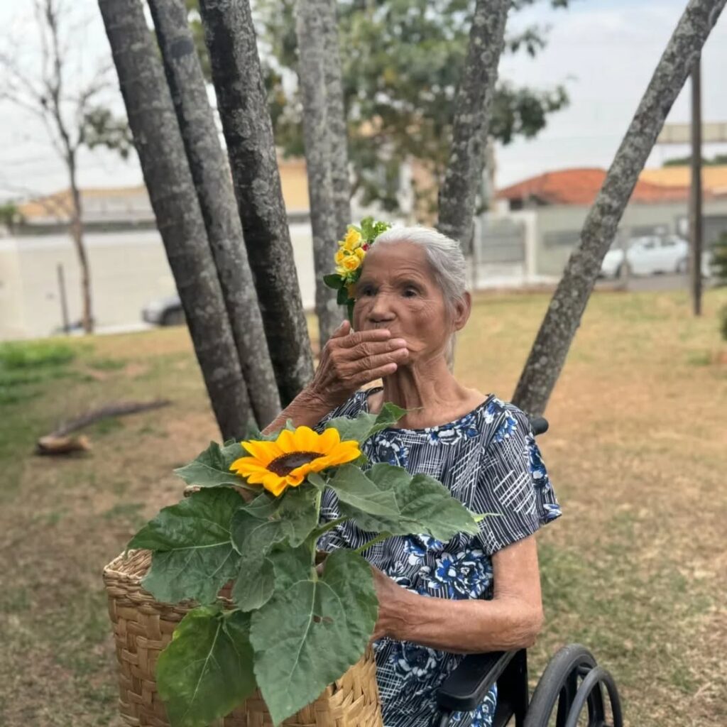 Pode ser uma imagem de 1 pessoa e flor