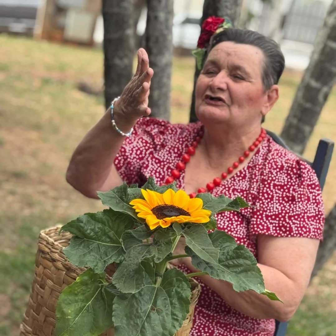 Pode ser uma imagem de 1 pessoa e flor