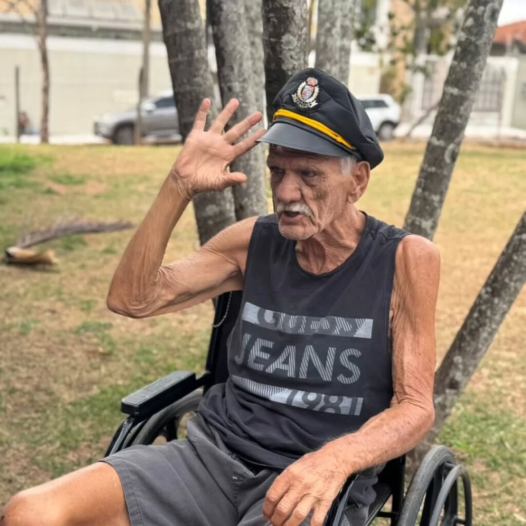 Pode ser uma imagem de 1 pessoa e chapéu