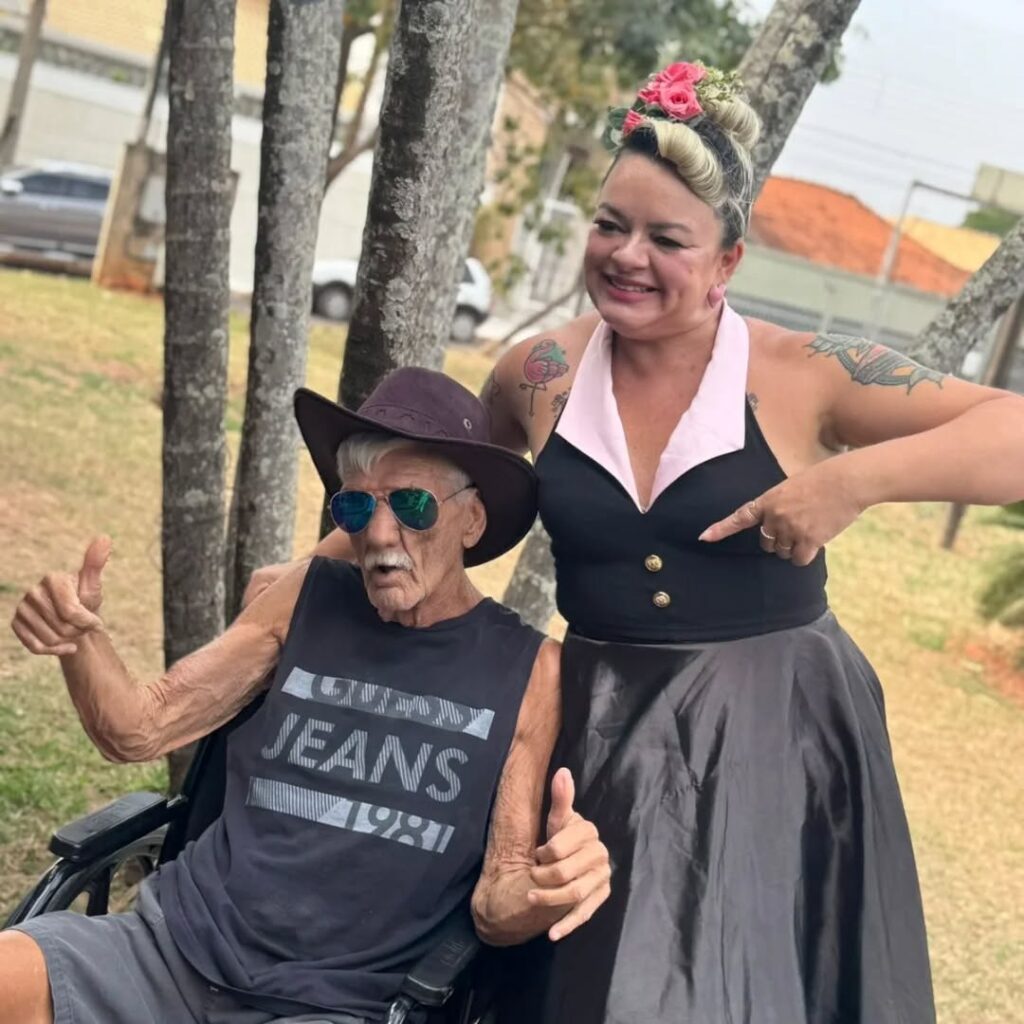 Pode ser uma imagem de 2 pessoas e pessoas sorrindo