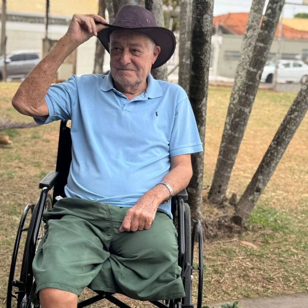 Pode ser uma imagem de 1 pessoa, sorrindo e chapéu