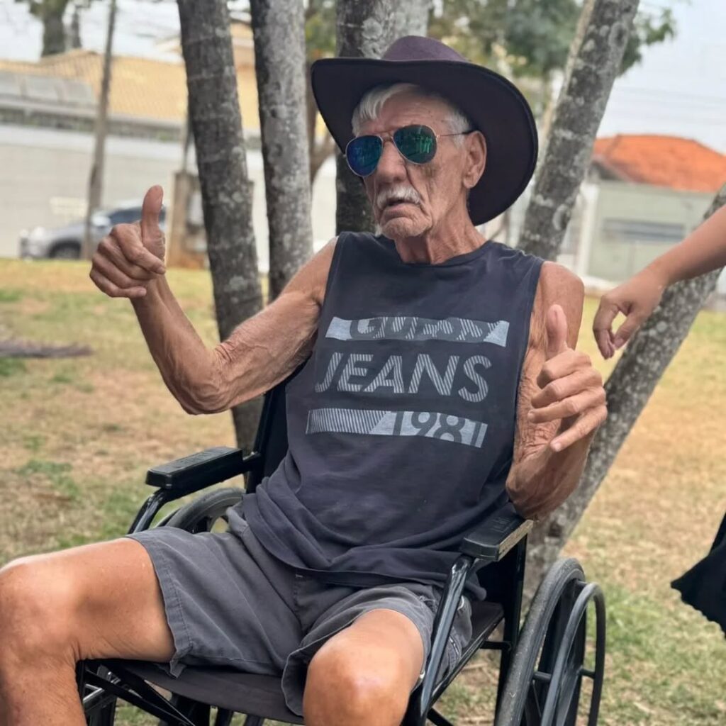 Pode ser uma imagem de 1 pessoa, sorrindo e chapéu