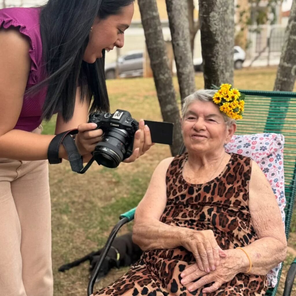 Pode ser uma imagem de 2 pessoas e pessoas sorrindo