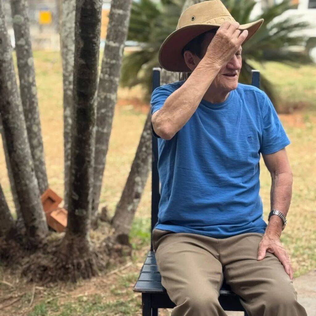 Pode ser uma imagem de 1 pessoa e chapéu