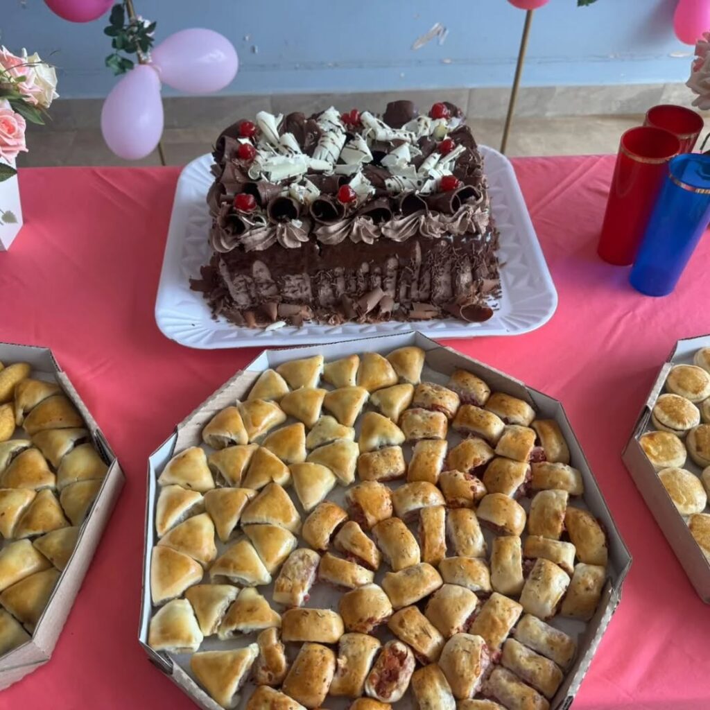 Pode ser uma imagem de pastel e texto