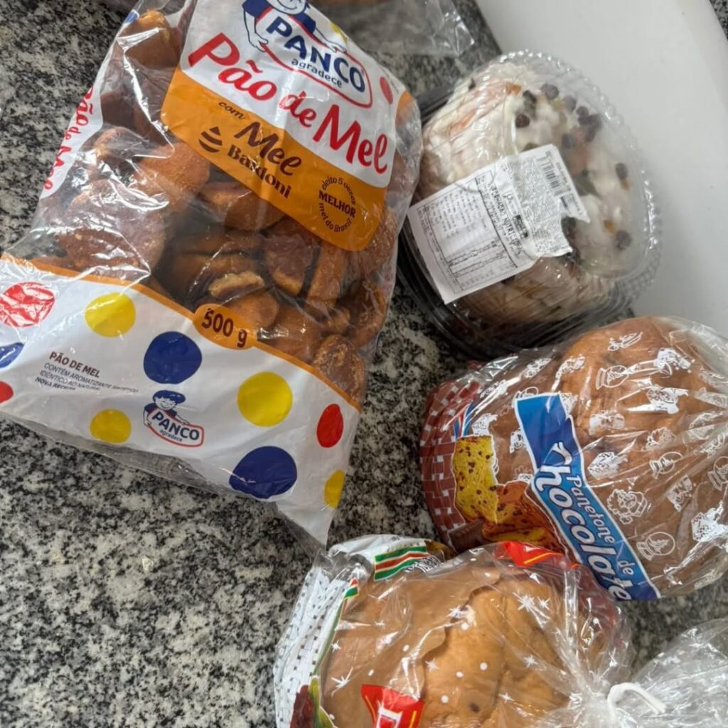 Pode ser uma imagem de biscoitos, babka e texto
