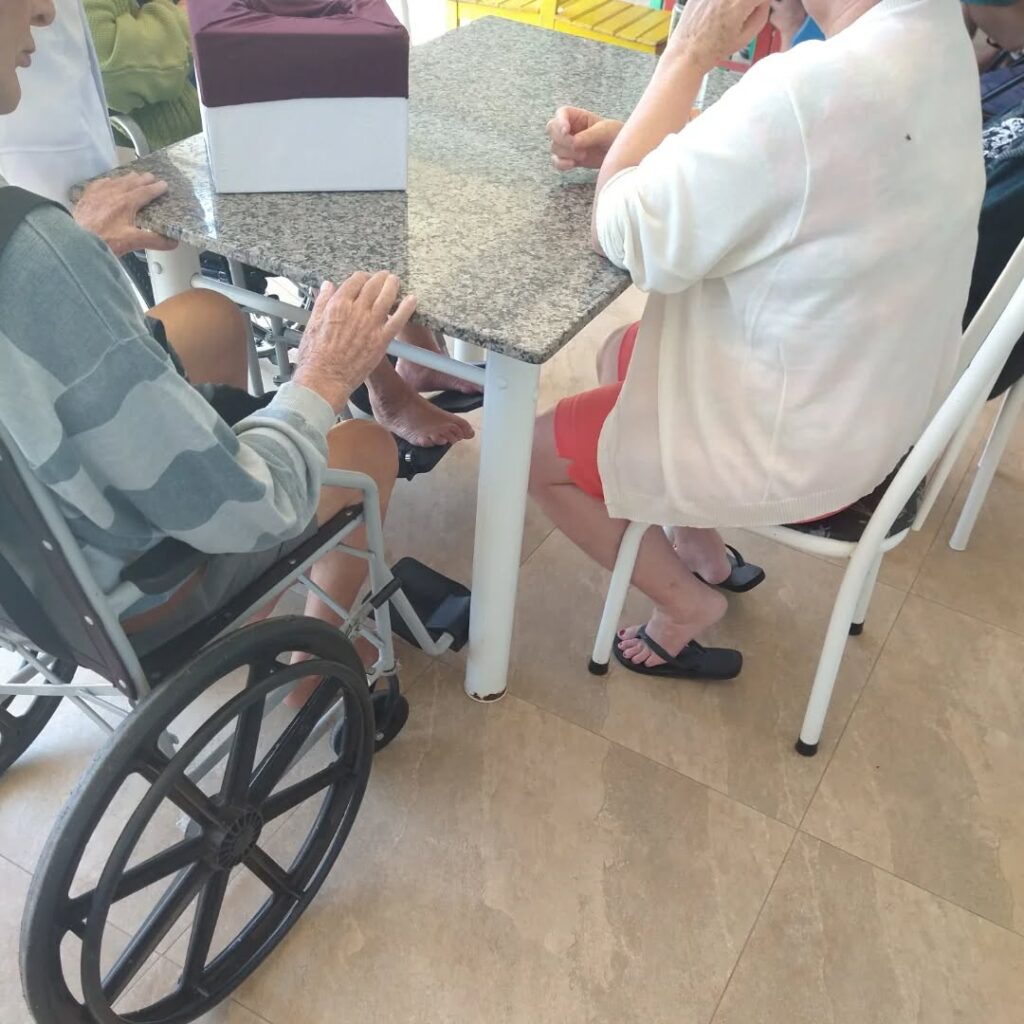Pode ser uma imagem de uma ou mais pessoas e hospital