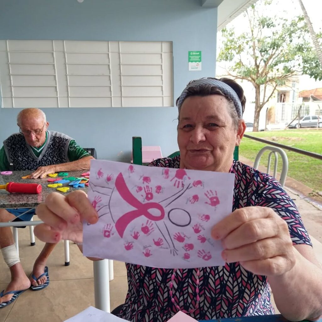 Pode ser uma imagem de hospital e texto