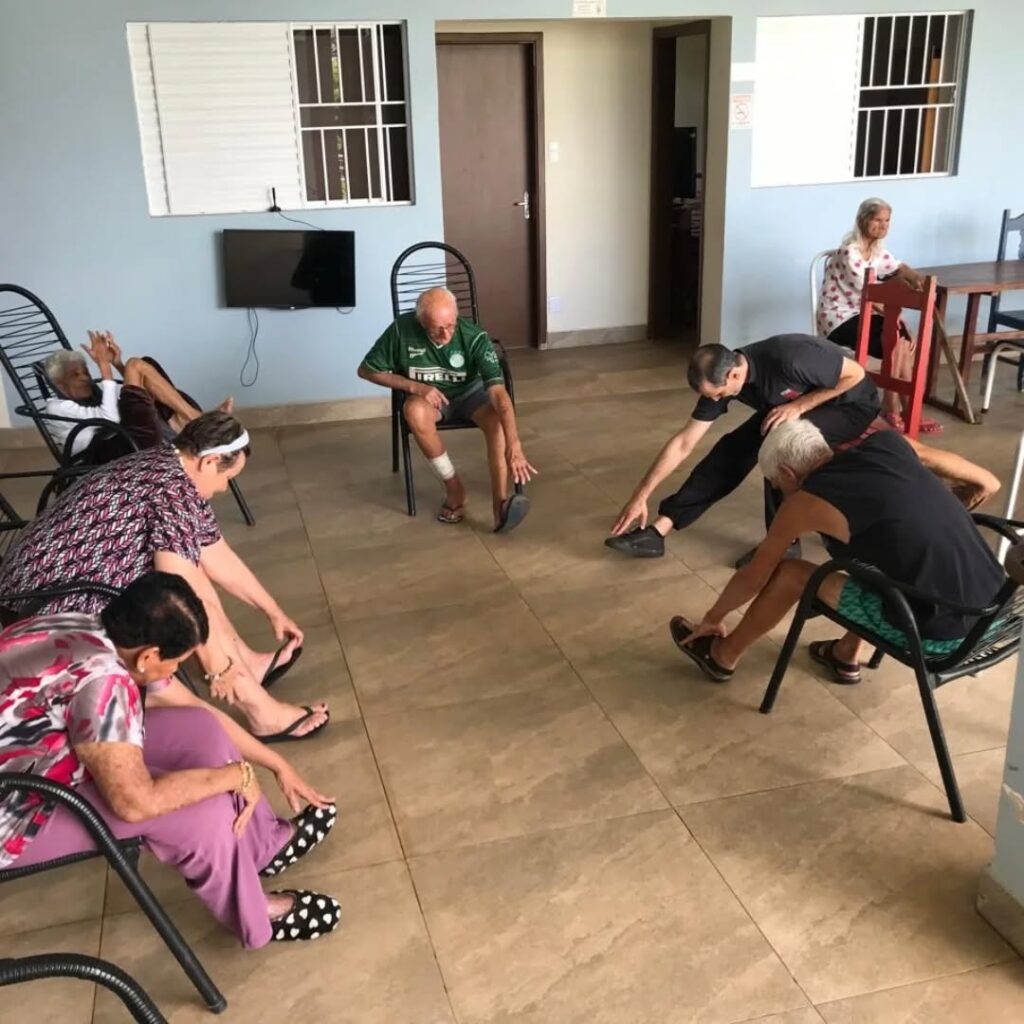 Pode ser uma imagem de uma ou mais pessoas, pessoas praticando ioga e pessoas estudando