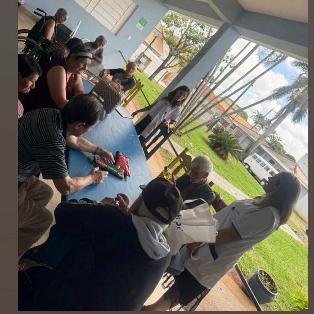 Pode ser uma imagem de mesa