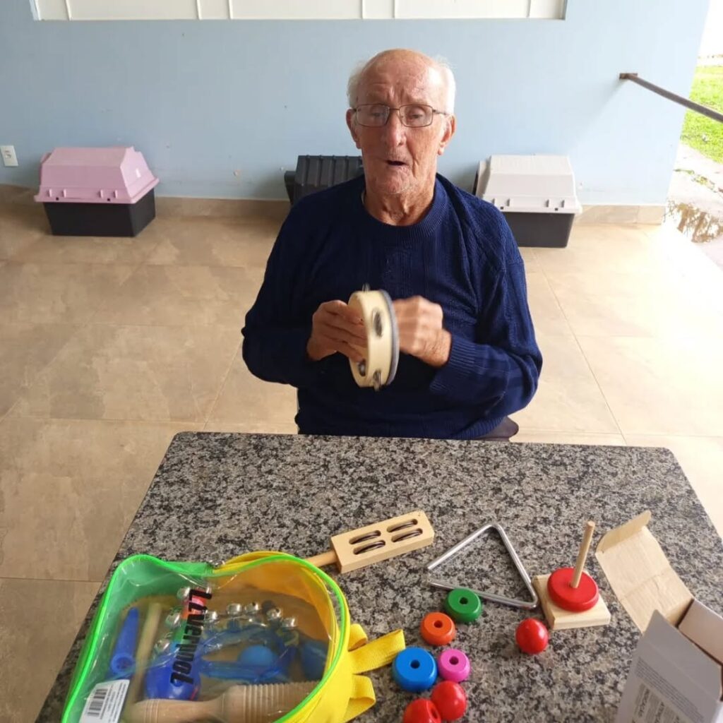 Pode ser uma imagem de brinquedo para crianças e ferro de passar roupa