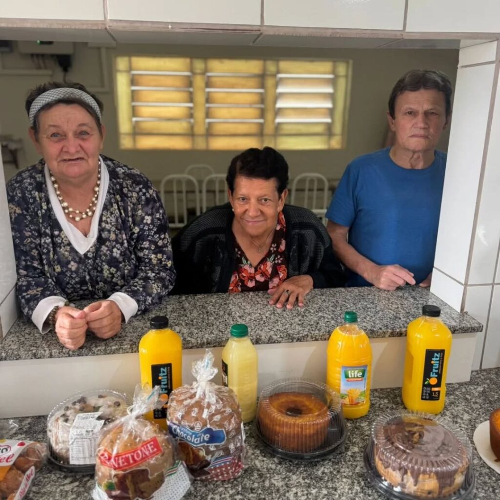Pode ser uma imagem de uma ou mais pessoas