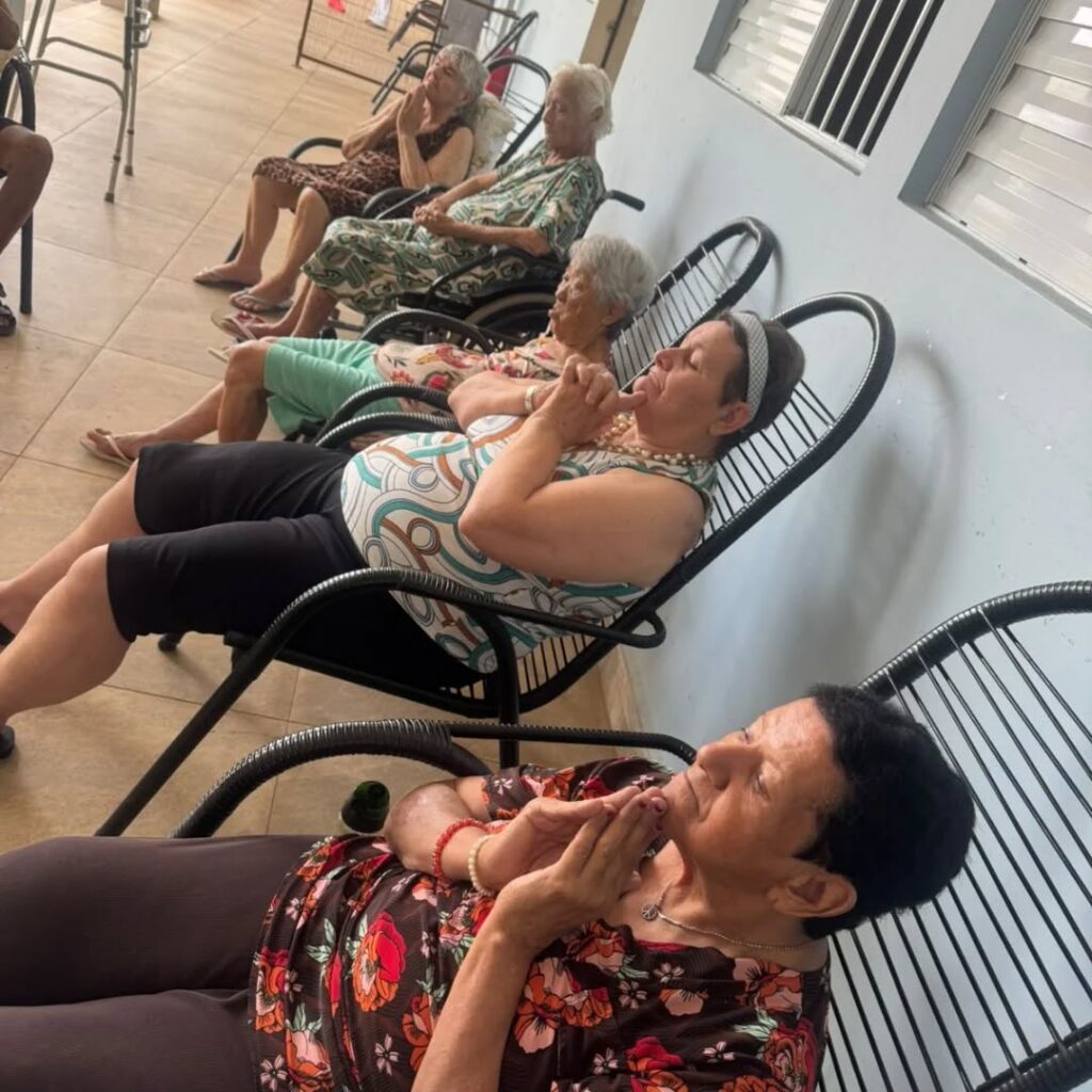 Pode ser uma imagem de uma ou mais pessoas e pessoas estudando