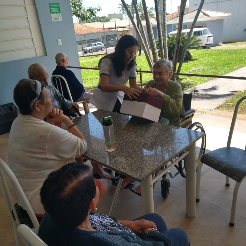 Pode ser uma imagem de uma ou mais pessoas, pessoas sorrindo e pessoas estudando
