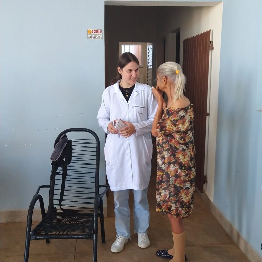 Pode ser uma imagem de uma ou mais pessoas e hospital