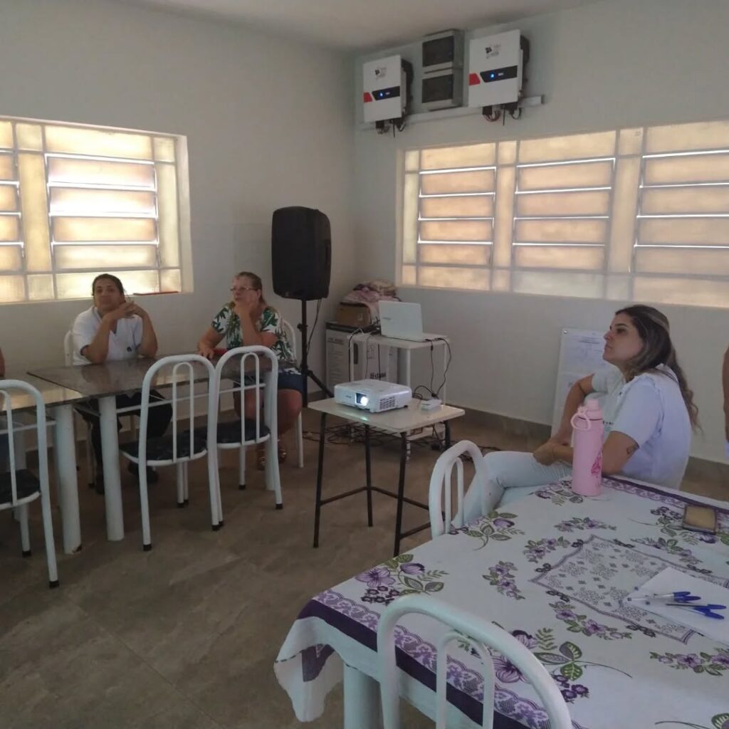 Pode ser uma imagem de uma ou mais pessoas e pessoas estudando