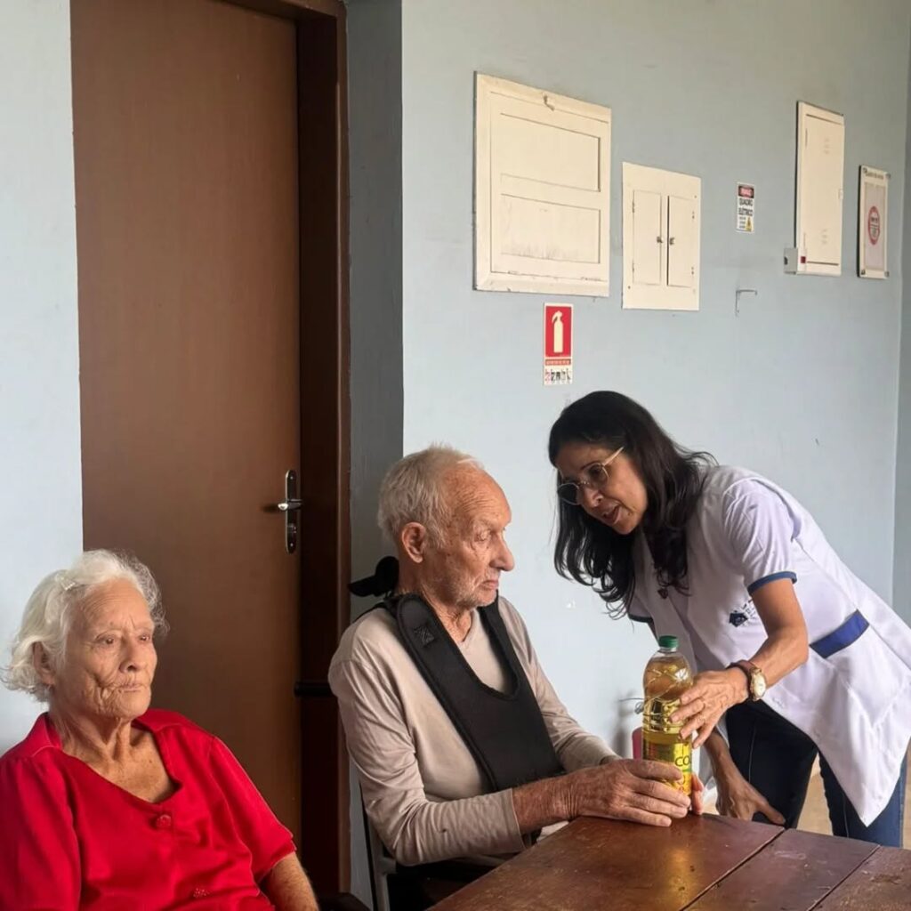 Pode ser uma imagem de uma ou mais pessoas, pessoas estudando e hospital