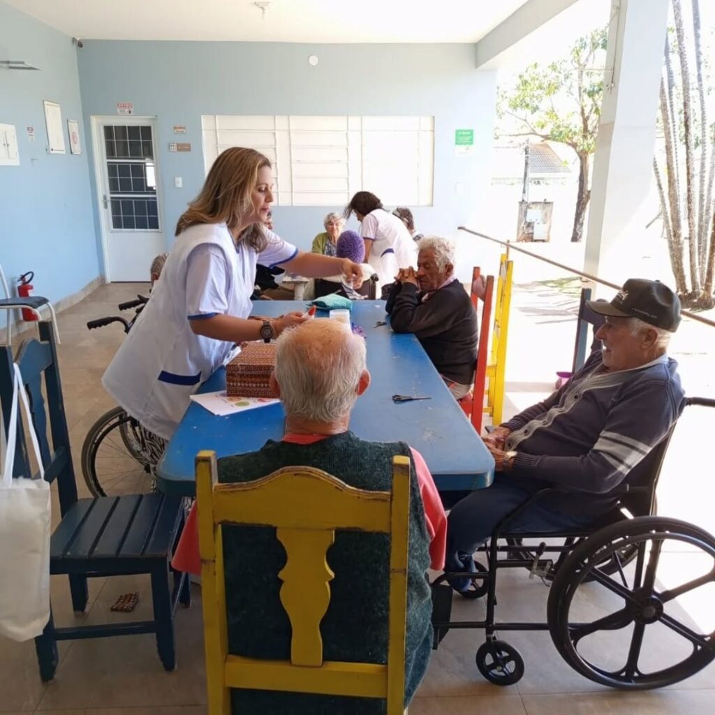 Pode ser uma imagem de uma ou mais pessoas e hospital