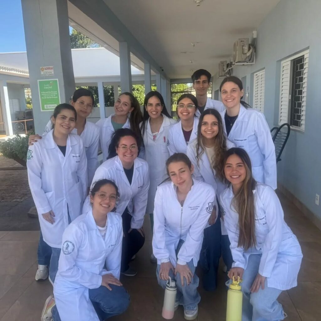 Pode ser uma imagem de uma ou mais pessoas, pessoas sorrindo e hospital