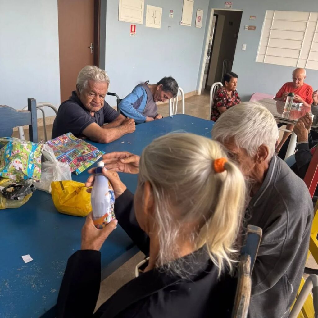 Pode ser uma imagem de uma ou mais pessoas, pessoas estudando, xadrez e hospital