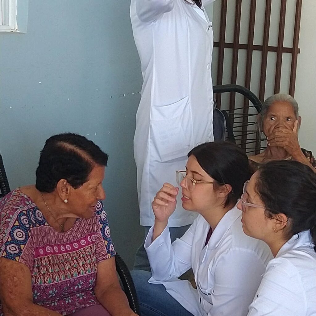Pode ser uma imagem de uma ou mais pessoas e hospital