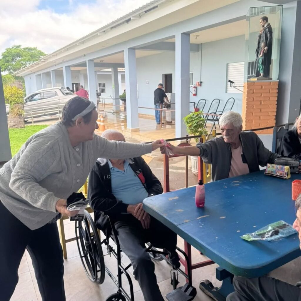 Pode ser uma imagem de uma ou mais pessoas e hospital