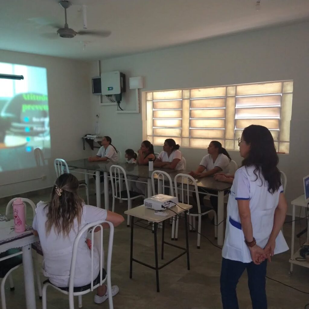 Pode ser uma imagem de estudando e texto