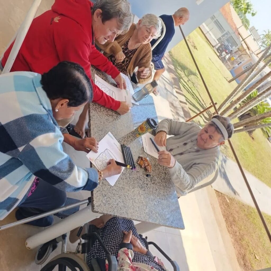 Pode ser uma imagem de estudando