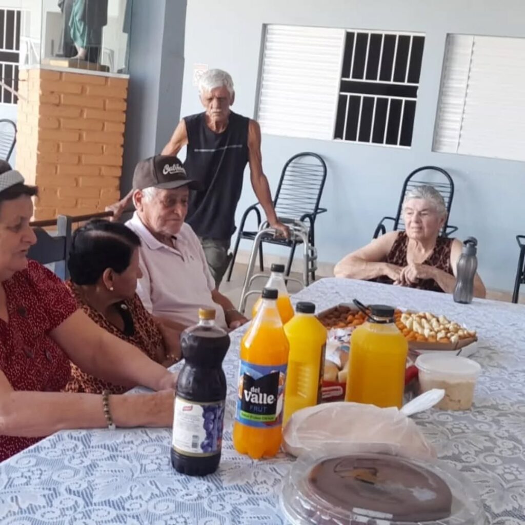 Pode ser uma imagem de uma ou mais pessoas