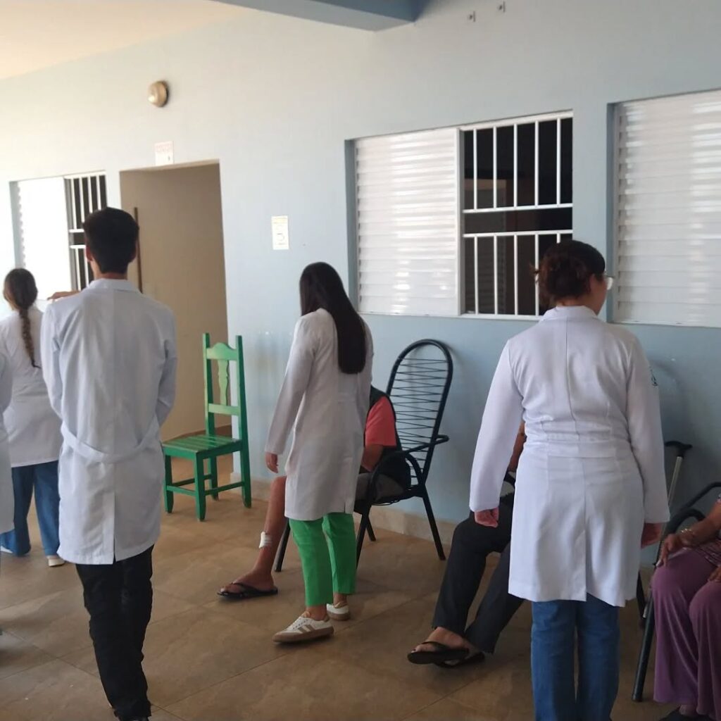 Pode ser uma imagem de uma ou mais pessoas, pessoas estudando e hospital