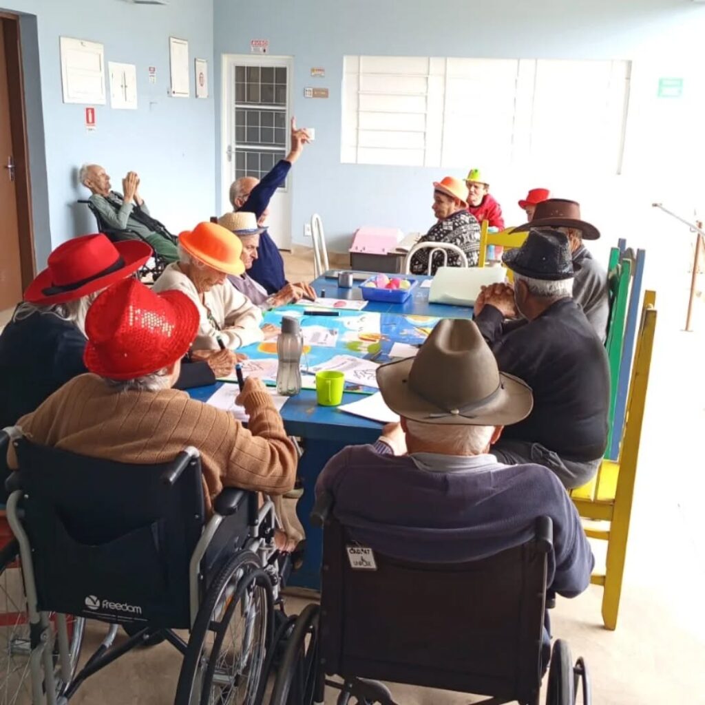 Pode ser uma imagem de chapéu
