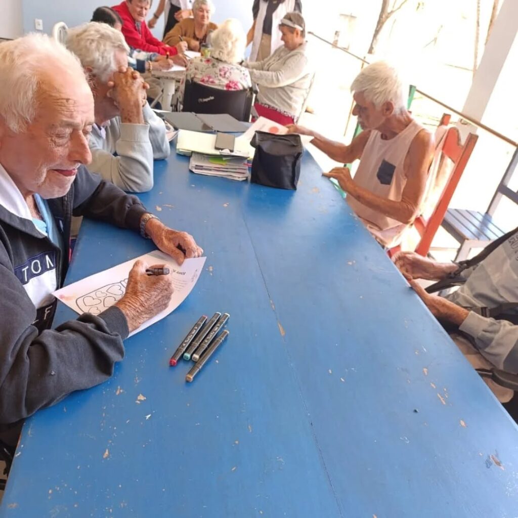 Pode ser uma imagem de estudando