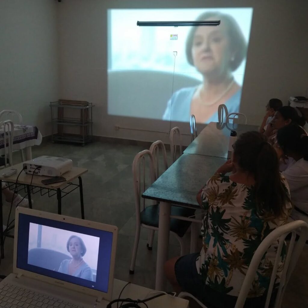 Pode ser uma imagem de estudando, televisão, hospital e texto