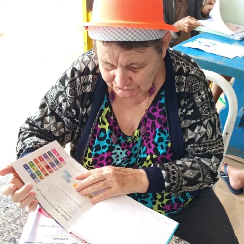 Pode ser uma imagem de uma ou mais pessoas, pessoas estudando, chapéu e texto