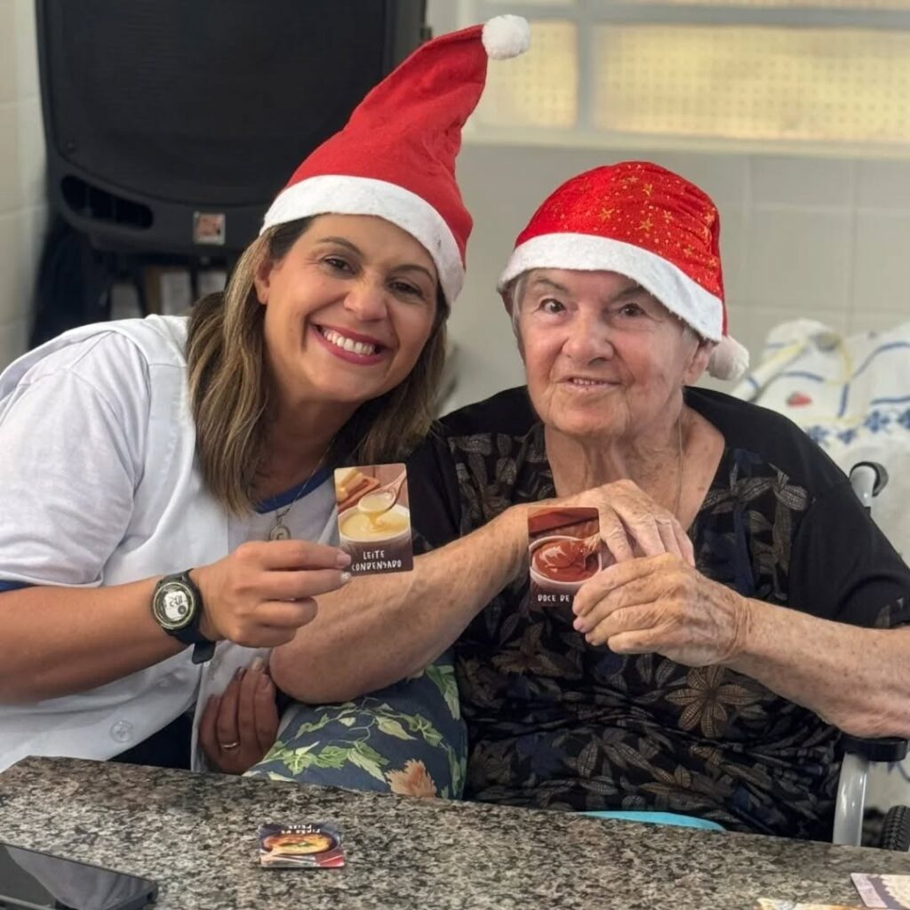 Pode ser uma imagem de uma ou mais pessoas, hospital e texto