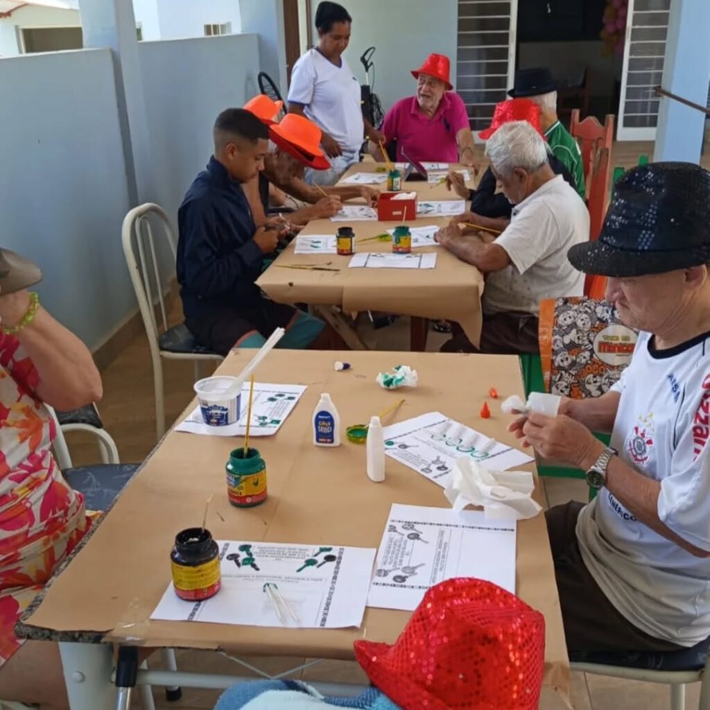 Pode ser uma imagem de estudando e chapéu