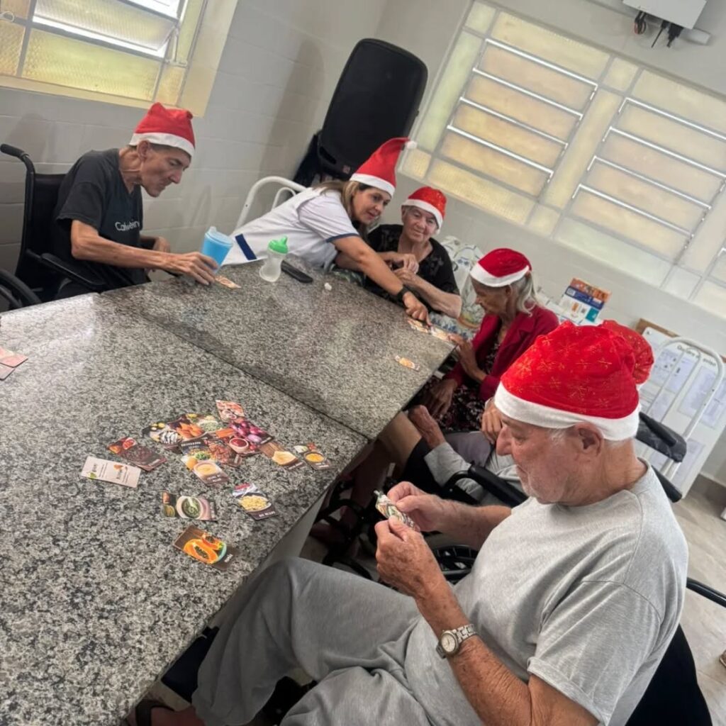 Pode ser uma imagem de uma ou mais pessoas, árvore de Natal e texto