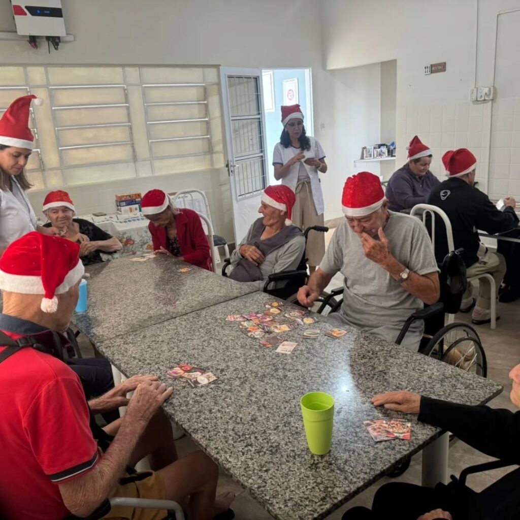 Pode ser uma imagem de uma ou mais pessoas, chapéu e hospital