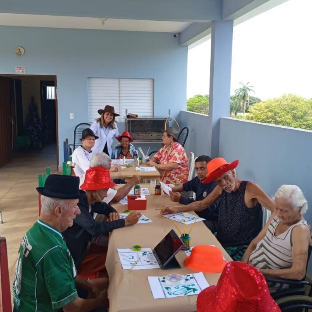 Pode ser uma imagem de uma ou mais pessoas e chapéu