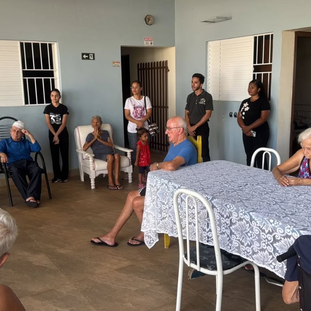 Pode ser uma imagem de uma ou mais pessoas