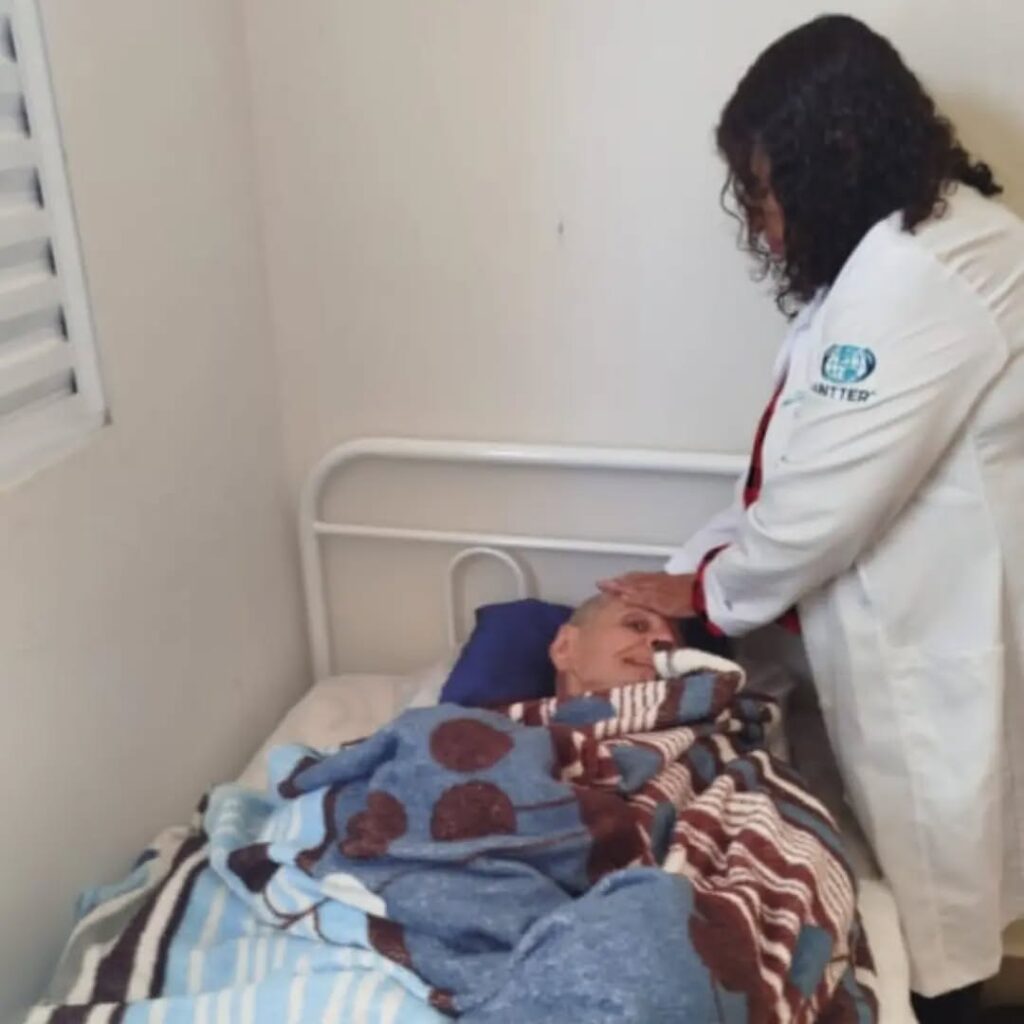 Pode ser uma imagem de uma ou mais pessoas e hospital