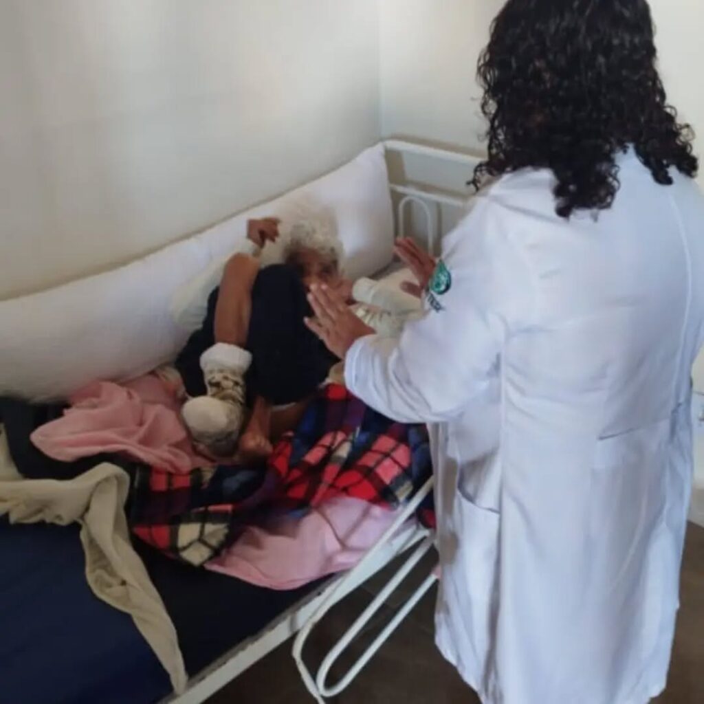 Pode ser uma imagem de uma ou mais pessoas e hospital