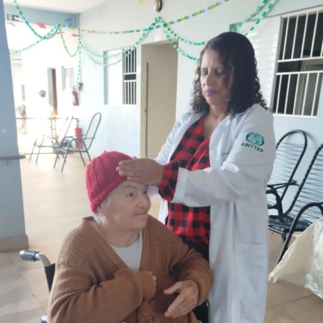 Pode ser uma imagem de uma ou mais pessoas, óculos e hospital