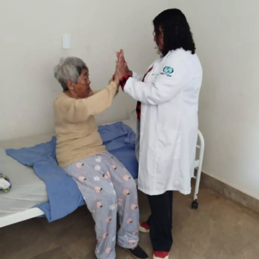 Pode ser uma imagem de uma ou mais pessoas e hospital