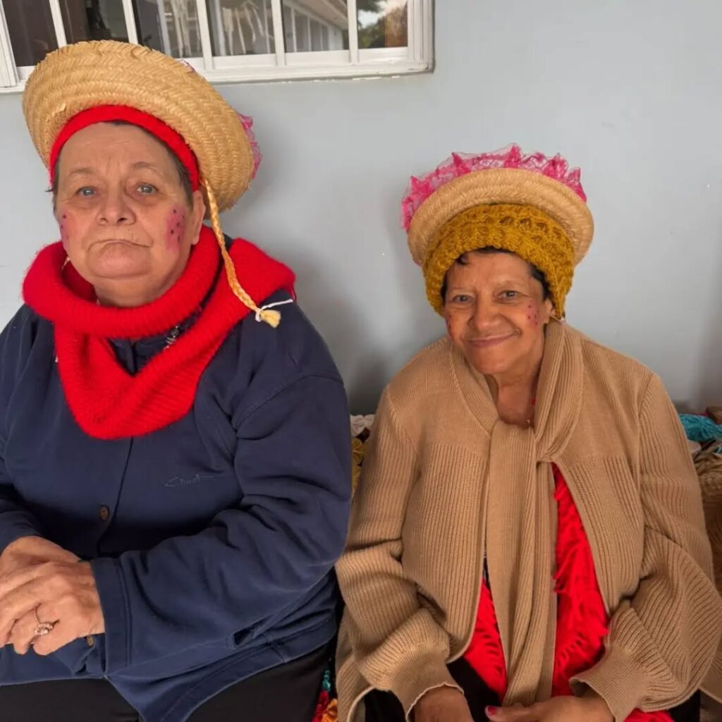Pode ser uma imagem de uma ou mais pessoas e chapéu