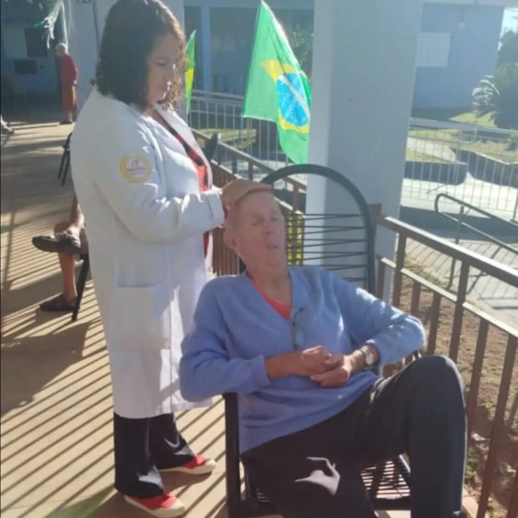 Pode ser uma imagem de uma ou mais pessoas e hospital